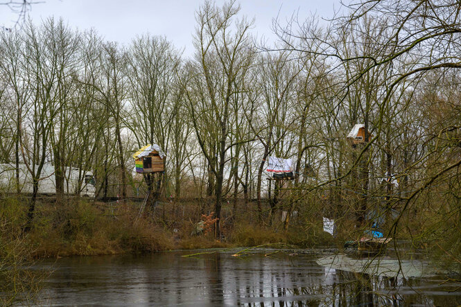 Baumhäuser bei einem Protestcamp.