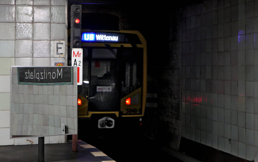 U-Bahn der BVG im Tunnel