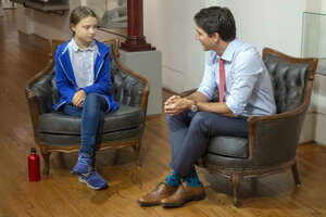 Justin Trudeau und Greta Thunberg sitzen nebeneinander auf zwei Sesseln und sprechen miteinander