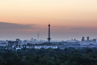 Blick auf den Berliner Fernsehturm bei Sonnenaufgang