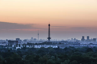 Blick auf den Berliner Fernsehturm bei Sonnenaufgang