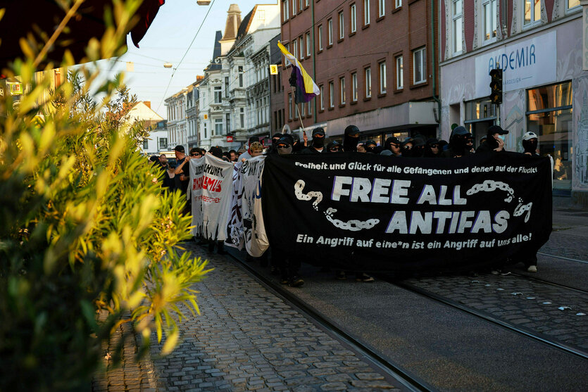 Protestierende halten ein Plakat mit der Aufschrift "Free All Antifas"