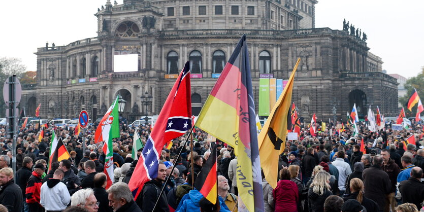 Pegida-Anhänger vor der Semperoper