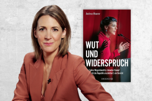 Das Bild zeigt die Autorin Andrea Maurer und ihr Buch über Sahra Wagenknecht. Das Buchcover zeigt Sahra Wagenknecht am Redner:innenpult