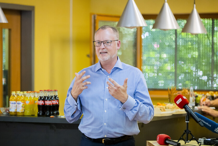 Falko Liecke (CDU), Berliner Staatssekretär für Jugend und Familie, spricht bei einem Besuch von Berliner Jugendsenatorin Günther-Wünsch im Jugendclub Yo!22 über die Arbeit des «Teams Jugend-Delinquenz» der Jugendgerichtshilfe Neukölln. Der Termin bildet den Auftakt einer Reihe von Besuchen in Projekten, deren Maßnahmen mit Mitteln aus dem Jugen...