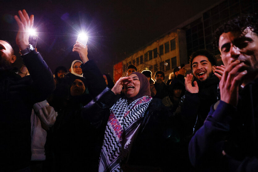 Klatschende und singende Menschen auf de3m Berlner Hermannplatz