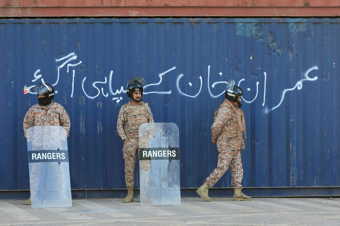 Ranger des Militärs vor einer Barrikade aus Containern in Islamabad zum Schutz vor wütenden Anhängern von Imran Khan