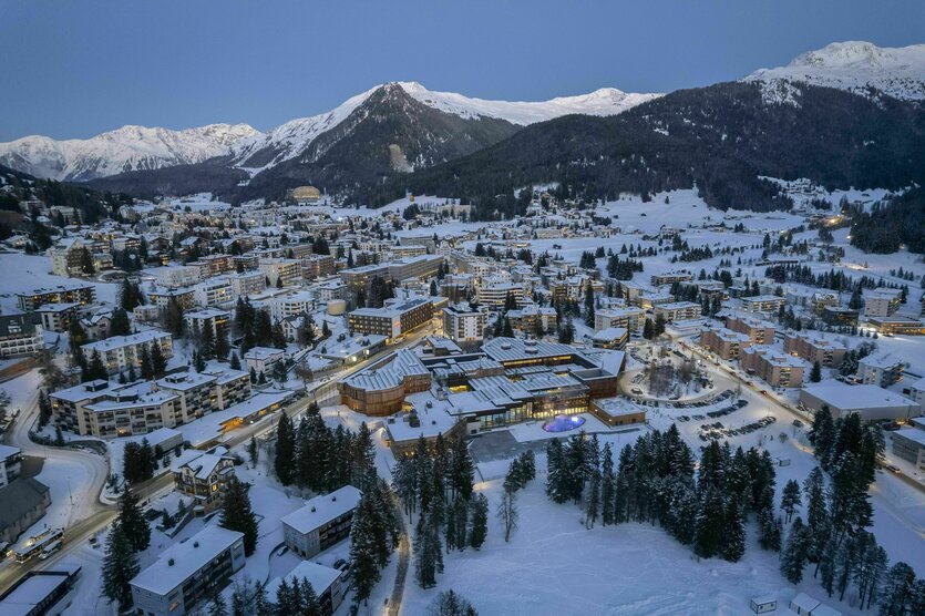 Blick auf ein verschneites Davos im Abendlicht