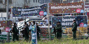 Polizisten stehen vor den Rechts-gegen-Rechts-Kampagneschildern bei der Hess-Gedenkdemo 2014.