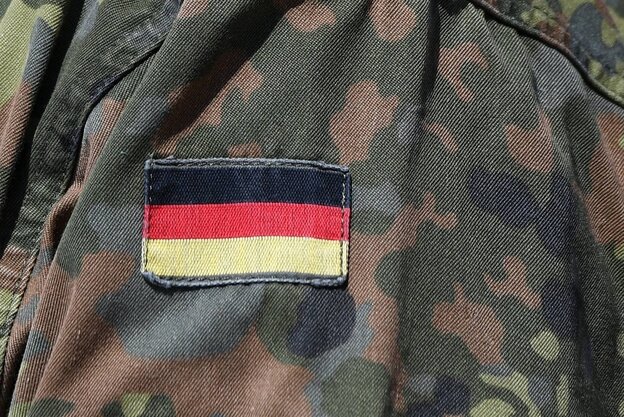 Aufnäher in den Nationalfarben Deutschlands auf einer Tarnfleckuniform