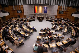 Das Foto zeigt eine Sitzung im Plenarsaal des Berliner Abgeordnetenhauses