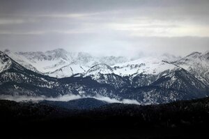 Alpenlandschaft mit wenig Schnee