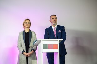 Katja Wolf und Steffen SChütz stehen an einem Pult