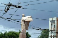 Blick auf eine Lenin-Statue vor dem Parlamentsgebäude Transnistriens in Tiraspol