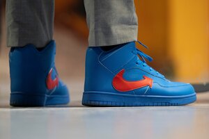 Blaue Turnschuhe mit dem Logo der AfD