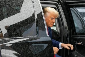 Trump steigt aus einem Auto