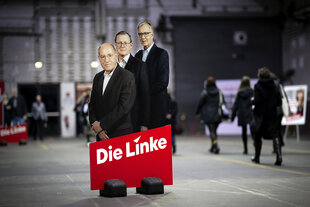 Ein Pappaufsteller zeigt die Linkspartei-Direktkandidaten Gregor Gysi, Bodo Ramelow und Dietmar Bartsch