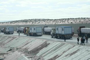 Lastwagen mit Hilfsgütern stehen am Gazastreifen