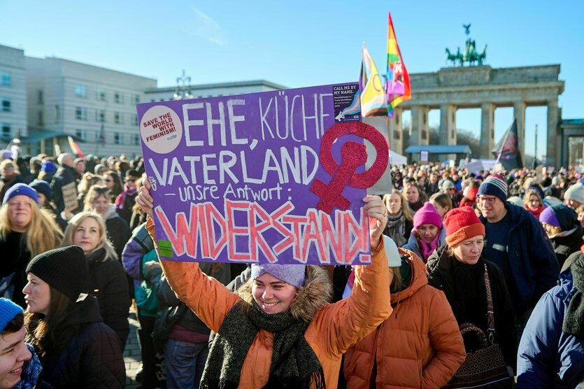 Plakat mit "Ehe, Küche, Vaterland - Unsre Antwort Widerstand" bei einer feministischen Demo in Berlin