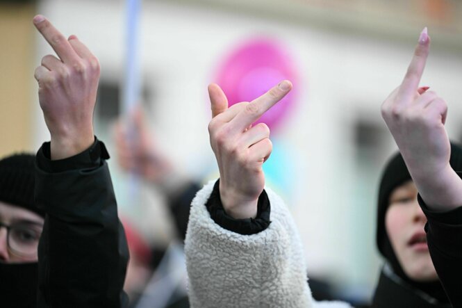 Menschen, die den Stinkefinger zeigen