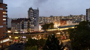 Haltestelle Kottbusser Tor in der Dämmerung von oben