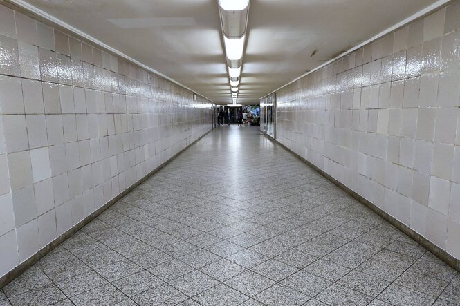 Langer heller Tunnel einer U-Bahn-Haltestelle