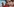 Mödchen fotografieren sich vor einem Wahlplakat der Partei Recht und Gerechtigkeit