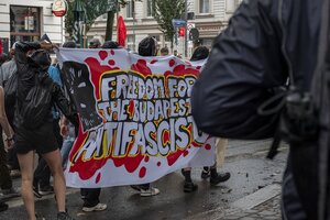 Demonstrierende halten ein Transparent: „Freedom for the Budapest Antifascists“