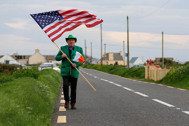 Trump-Fan schwingt auf der Straße eine US-Flagge