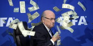 Joseph Blatter wird mit Dollarnoten beworfen