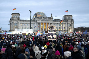 Eine Menschenmenge vor dem Bundestag in Berlin