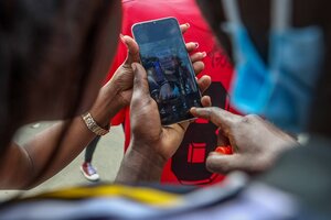 Junge Menschen halten ein Smartphone in den Händen