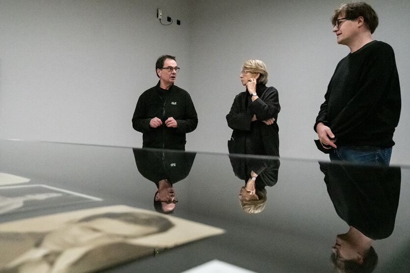 Im Kunsthaus Göttingen stehen Verleger Gerhard Steidl, die Kuratorin Ute Eskildse und Sammler Daniel Kothenschulte in einer Fotoausstellung.