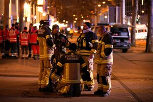 Feuerwehrleute stehen beieinander