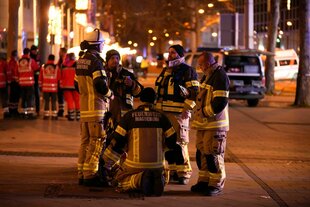 Feuerwehrleute stehen beieinander