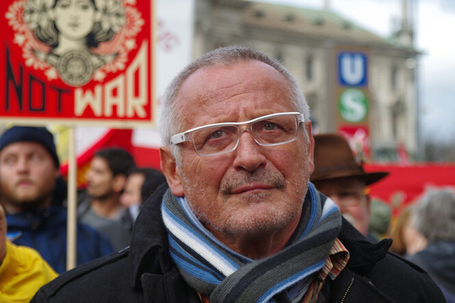 Konstantin Wecker auf einer Demonstration