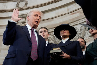 Trump hebt die Hand zum Schwur, seine Frau Melania neben ihm hält die Bibel. Im Hintergrund stehen seine Kinder