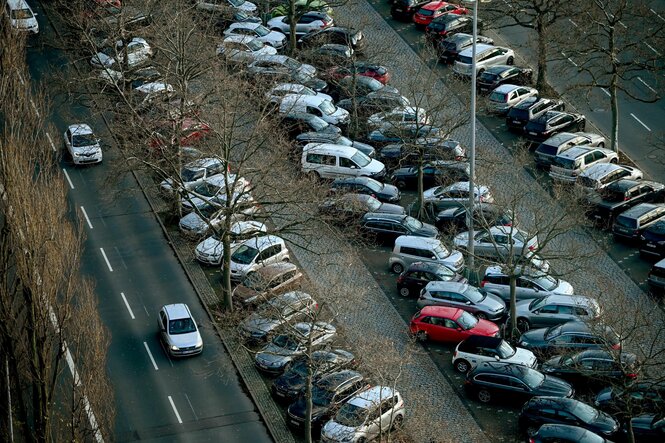 Eine große Menge Autos parkt auf dem breiten Mittelstreifen eines mehrspurigen Boulevards