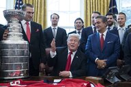 Trump und Owetschkin. Vor ihnen steht der Stanley Cup.