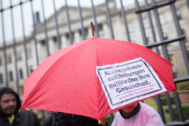 „Krankenhausschließungen gefährden Ihre Gesundheit“ steht während einer Protestaktion des Bündnis Klinikrettung und anderer Initiativen gegen die Krankenhausreform vor der 1049. Plenarsitzung des Bundesrates auf einem Schirm.