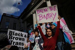 Menschen protestieren mit Plakaten für LGBT-Rechte