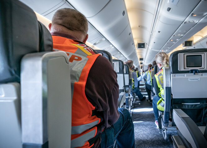 Polizeibeamte begleiten Afghanen auf dem Flug von Leipzig-nach Kabul in einem Charterflugzeug. 45 abgelehnte Asylbewerber wurden mit dem Sonderflug in Afghanistans Hauptstadt Kabul abgeschobe