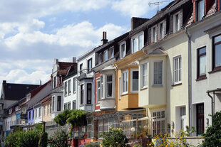 Eine Seitenstraße in Bremen mit schönen bunten Häusen, mit Erkern, Wintergärten und kleinen Vorgärten