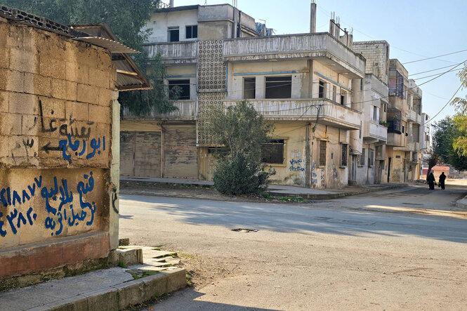 Homs, Grafiti an den Wänden, leere Straßen, trotz Sonnenschein