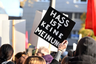 Schild "Hass ist keine Meinung"