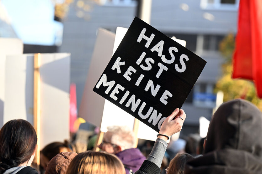 Schild "Hass ist keine Meinung"