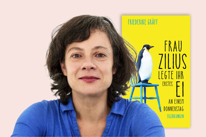 Das Bild zeigt die Autorin Friederike Gräff mit ihrem Buch "Frau Zilius legt ihr erstes Ei an einem Donnerstag". Das Cover zeigt einen Pinguin der auf einem Stuhl steht. Der Hintergrund ist gelb, in schwarzer Schrift ist der Buchtitel abgedruckt. Unten steht der Vermerk: "Erzählungen".