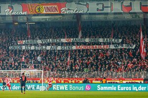 Volles Stadion, ein Banner mit einem Spruch um Bier: Bier gehört dazu: Mit einem Banner gratulierten die Ultras der Eisernen zuletzt dem Union-Fanklub „Sachsenadler“ zum Jubiläum