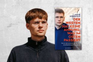 Das Bild zeigt den Autor Jakob Springfeld mit seinem Buch "Der Westen hat keine Ahnung, was im Osten passiert". Auf dem Cover ist er selbst abgebildet an einer Wand lehnend.