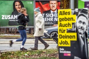 Wahlplakate der Ampelparteien und Passantinnen